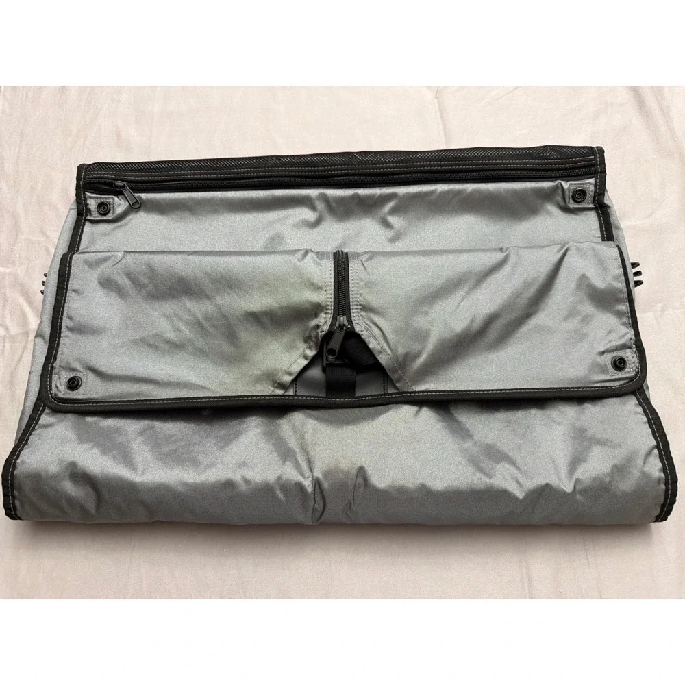 Victorinox Swiss Army Grey Black Tri-Fold Garment Bag Travel Suit Carrier